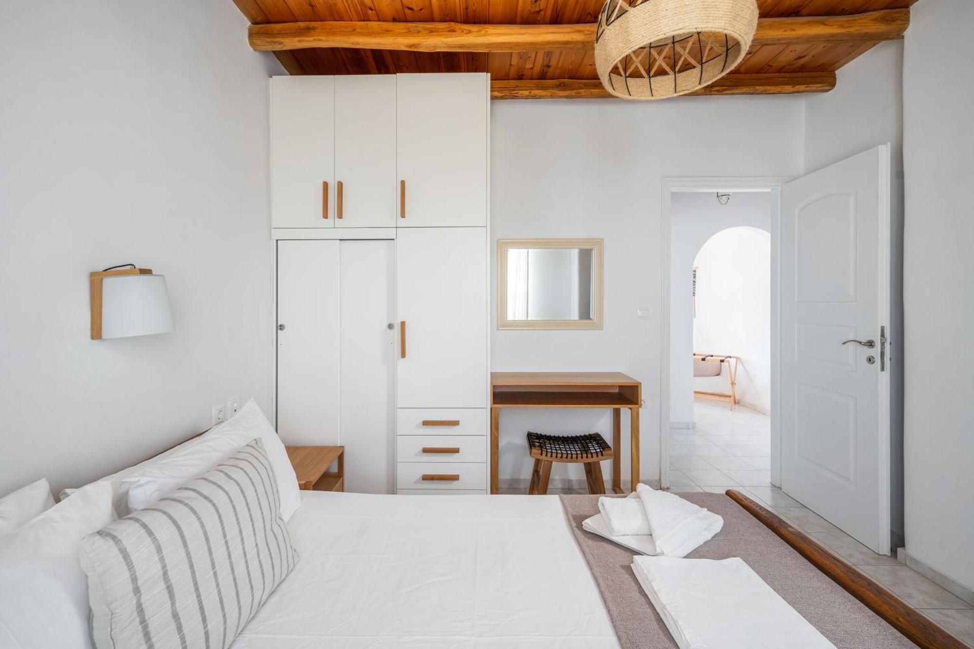 Galazio Seaside Apartments Livadakia Room photo